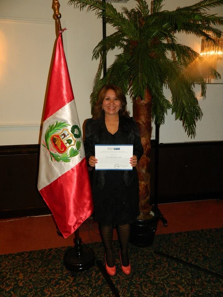 Psicóloga Gina Rojas en ceremonia oficial de reconocimiento