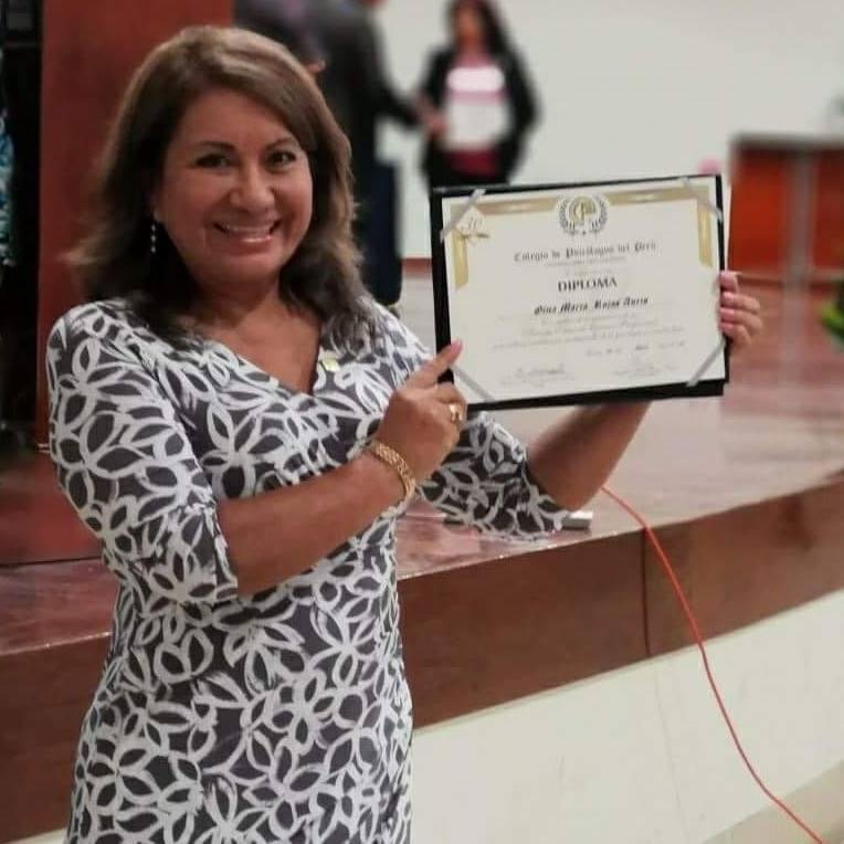 Gina Rojas recibiendo un diploma de reconocimiento
